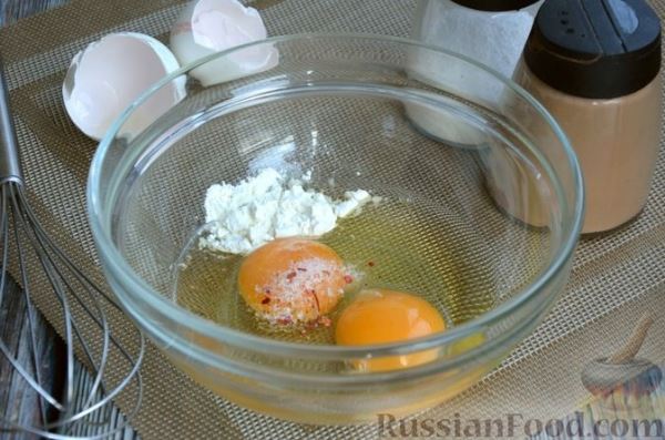 Салат из яичных и печёночных блинчиков с маринованным луком