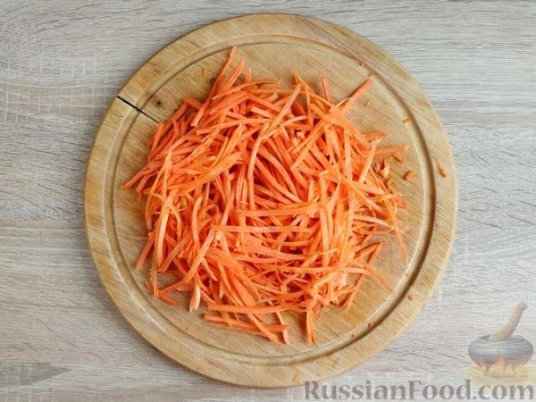 Салат из куриных желудочков, моркови, солёных огурцов и лука