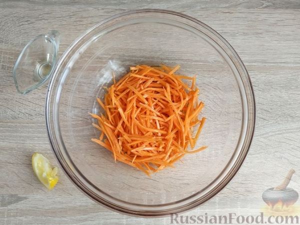 Салат из моркови с бананом и изюмом