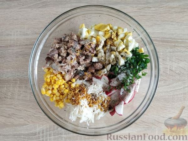 Салат из рыбных консервов с редиской, кукурузой, рисом и яйцами