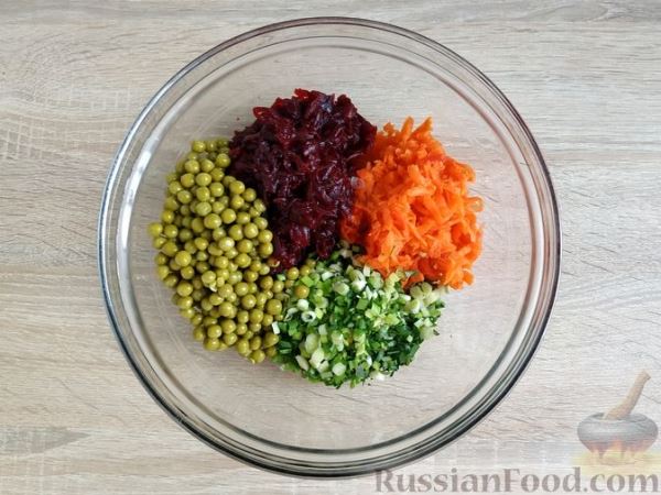 Салат из свёклы, моркови, зелёного горошка и лука