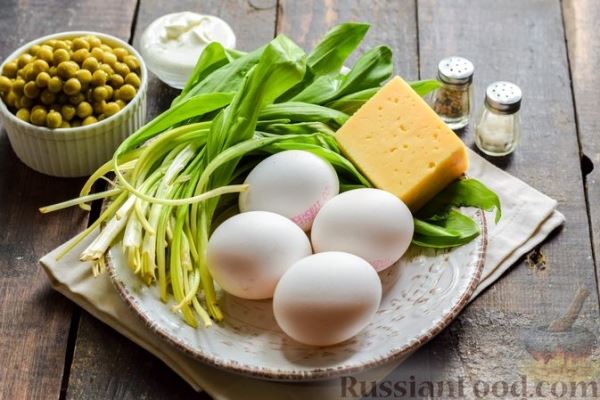 Салат с черемшой, зелёным горошком, сыром и яйцами