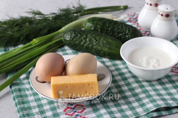 Салат с яйцом, огурцом, зелёным луком и сыром