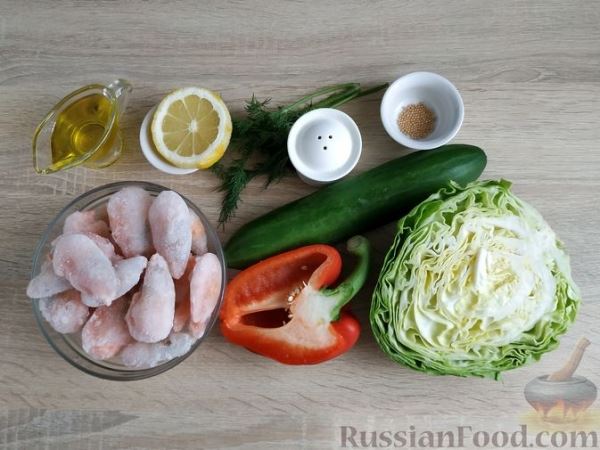 Салат с креветками, молодой капустой, огурцами и болгарским перцем