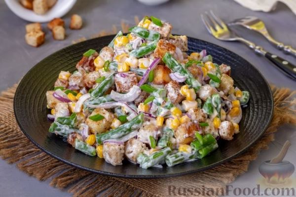 Салат с кукурузой, стручковой фасолью и сухариками