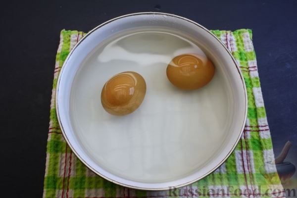 Салат с сыром сулугуни, огурцами и яйцами