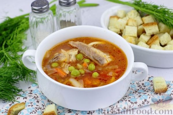 Томатный суп с рыбой и зелёным горошком