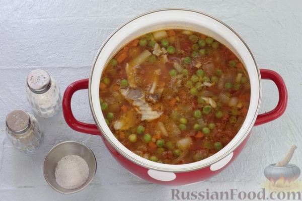 Томатный суп с рыбой и зелёным горошком