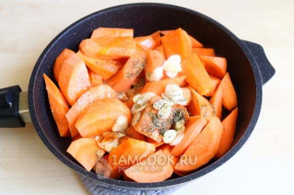 Запеченная морковь с чесноком в духовке